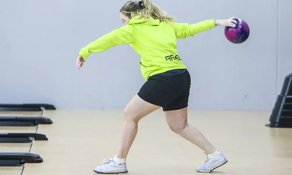 Na foto, a atleta Stephanie Martins com o polegar para frente.
