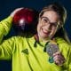 Na imagem, Stephanie Martins, com sua bola e a medalha.