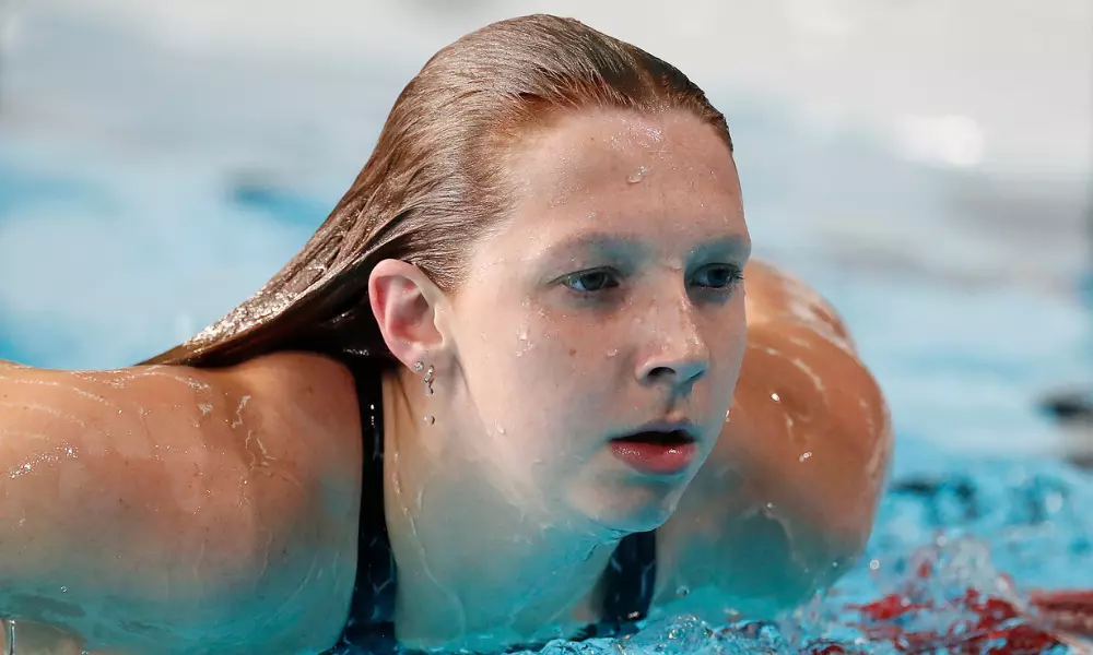 Stephanie Balduccini saindo da piscina em Santiago-2023