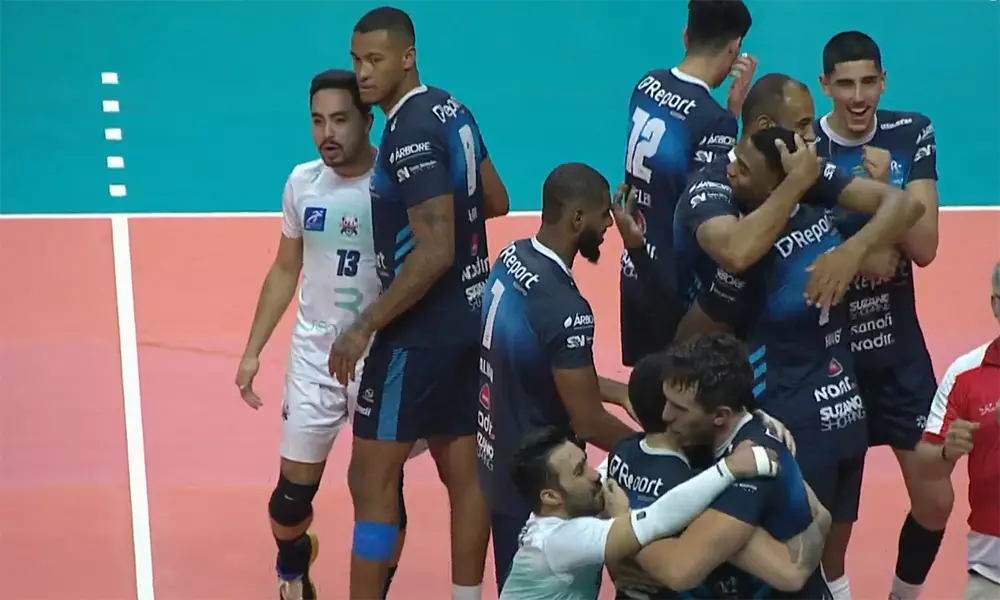 Na imagem, time de Suzano comemorando vitória suada.