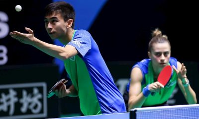 Na imagem, Vitor Ishiy sacando e Bruna Takahashi atenta ao ponto.