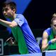 Na imagem, Vitor Ishiy sacando e Bruna Takahashi atenta ao ponto.