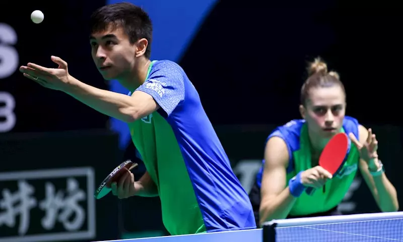 Na imagem, Vitor Ishiy sacando e Bruna Takahashi atenta ao ponto.