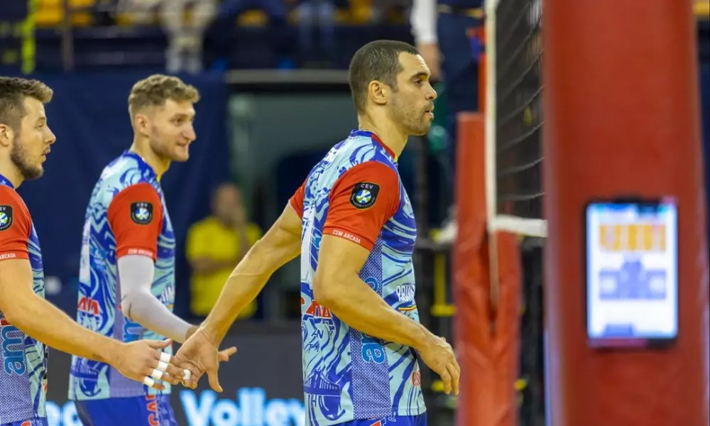 Théo Lopes em partida do Arcada Galati pela Champions League de Vôlei masculino