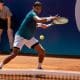 Na imagem, Thiago Monteiro rebatendo a bolinha com sua raquete.
