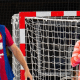 Thiagus Petrus aparece desfocado, com a camisa do Barcelona, em jogo da Champions League de hadenbol masculino