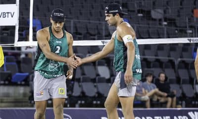 Na imagem, Vitor Felipe e Renato comemorando ponto durante a partida.