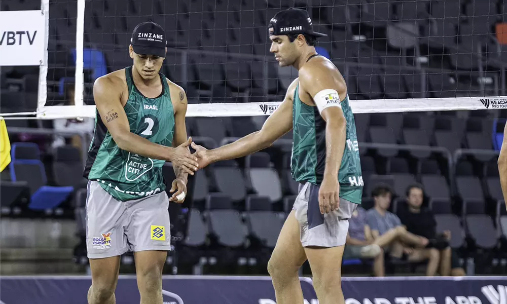 Na imagem, Vitor Felipe e Renato comemorando ponto durante a partida.