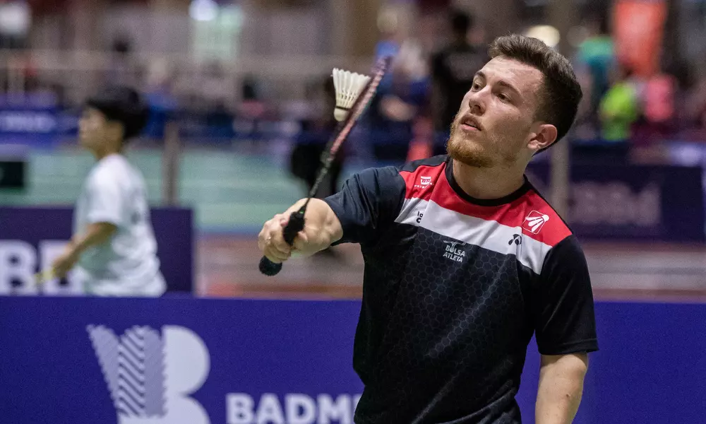 Vitor Tavares bate em peteca durante o Internacional da Austrália Ocidental de parabadminton. Ele está na final