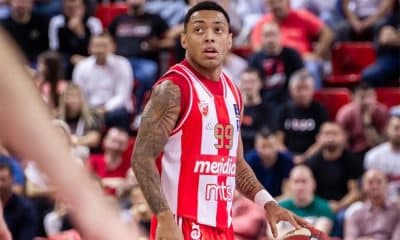 Na imagem, Yago olhando a movimentação dos companheiros para armar a jogada.