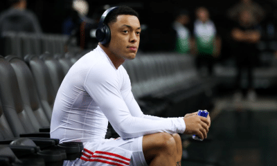 Yago Dos Santos com um fone de ouvido no banco de reservas do estrela vermelha em partida da Euroliga