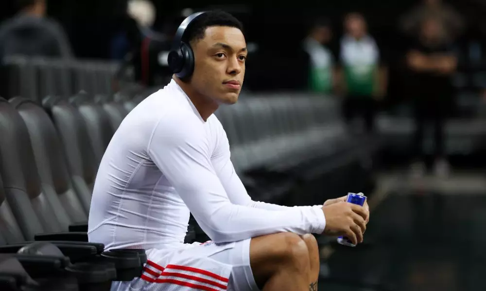 Yago Dos Santos com um fone de ouvido no banco de reservas do estrela vermelha em partida da Euroliga
