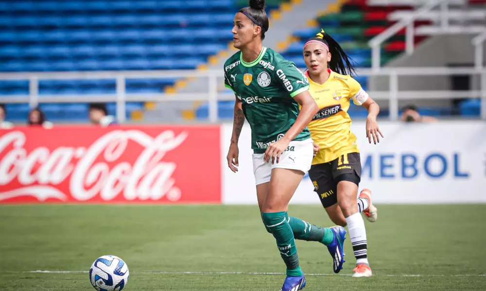 Amanda Gutierres, do Palmeiras, conduz a bola contra o Barcelona na Libertadores Feminina