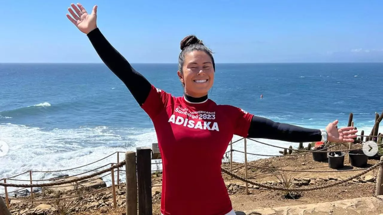 Aline Adisaka comemora avanço nas chaves do surfe no Pan-Americano de Santiago-2023 (Foto: Instagram/@alineadisaka)