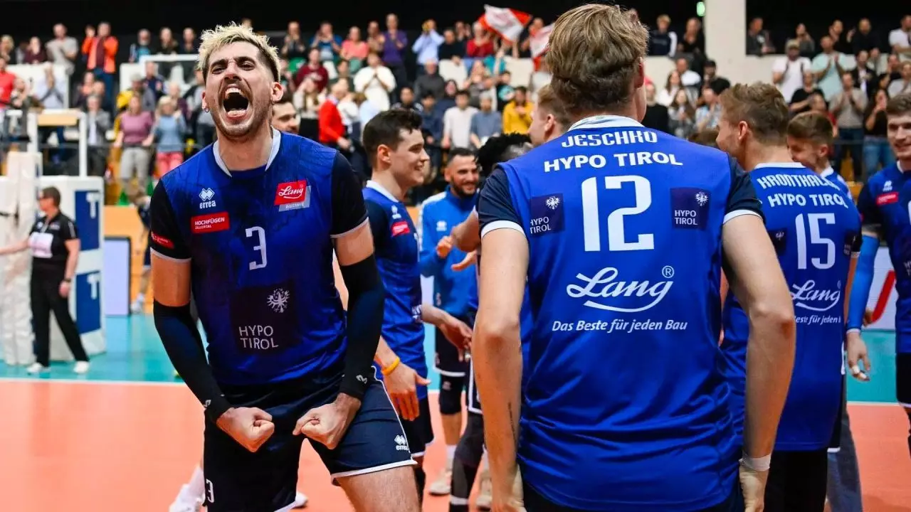 Luan Weber comemora ponto com Hypo Tirol na Champions League de vôlei (Foto: VolleyTimes)