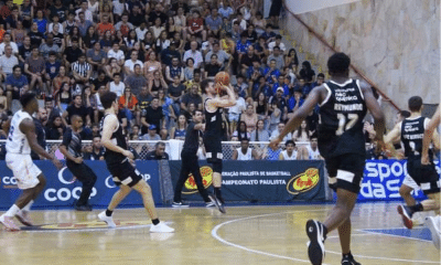 Jogador do Corinthians faz arremesso em jogo contra o São José no paulista de basquete masculino