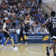 Jogador do Corinthians faz arremesso em jogo contra o São José no paulista de basquete masculino