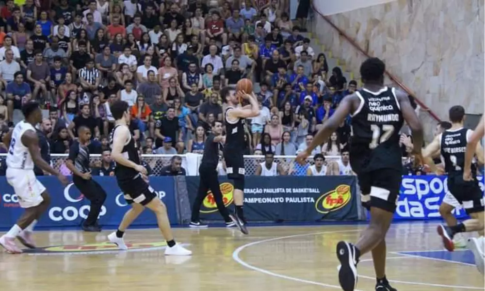 Jogador do Corinthians faz arremesso em jogo contra o São José no paulista de basquete masculino