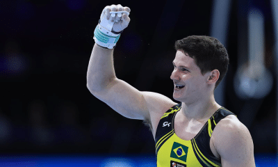 Diogo Soares comemora após acertar prova no Mundial de ginástica artística. Ele vai competir no solo nos Jogos Olímpicos Paris-2024