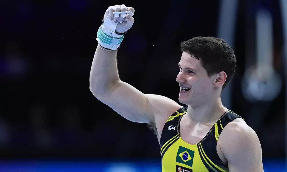 Diogo Soares comemora após acertar prova no Mundial de ginástica artística. Ele vai competir no solo nos Jogos Olímpicos Paris-2024