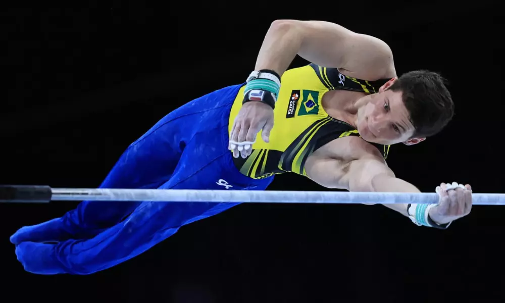 Diogo Soares se apresenta na barra fixa no Mundial de ginástica artística