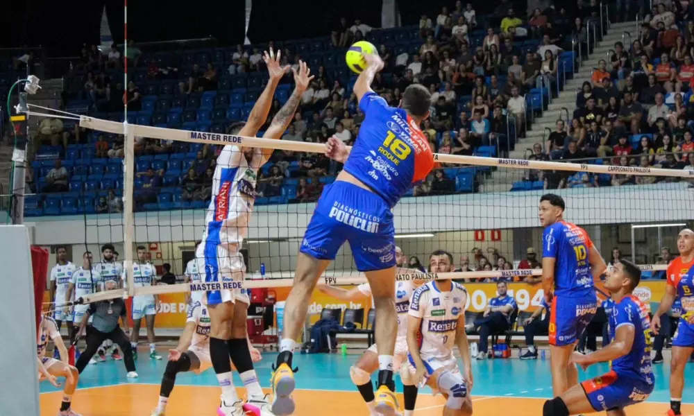 Felipe Roque ataca para o Farma Conde São José contra o vôlei renata no Paulista de vôlei masculino. Suzano também venceu nesta quinta