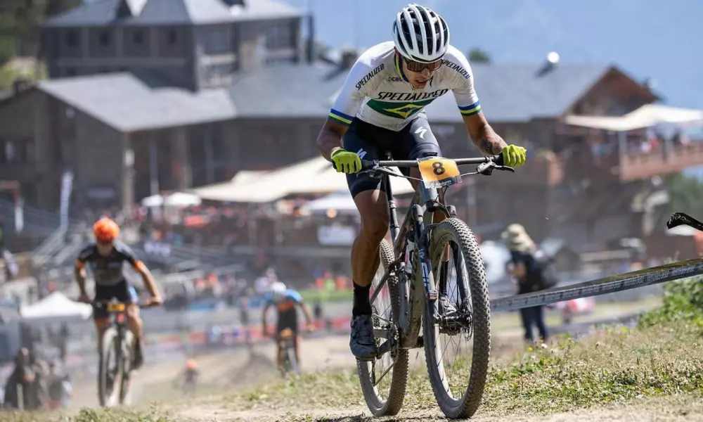 Gustavo Xavier pedala em etapa da Copa do Mundo de ciclismo mountain bike