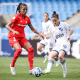Atletas de Internacional e Nacional disputam a bola em jogo da Libertadores Feminina