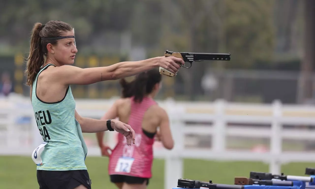 Isabela abreu pentatlo moderno pan santiago 2023 jogos pan-americanos de santiago 2023 revezamento feminino tiro laser run