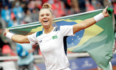 Laura Pigossi segura a bandeira do Brasil e comemora o ouro nos Jogos Pan-Americanos Santiago-2023, jogos olímpicos, paris-2024, tÊnis, Dayana Yastremska, onde assistir