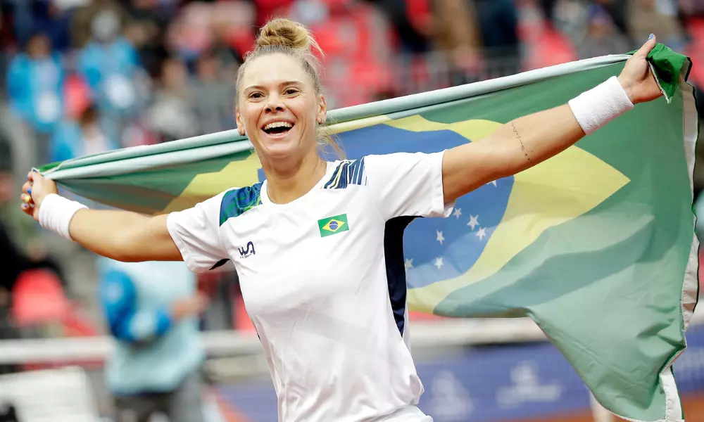 Laura Pigossi segura a bandeira do Brasil e comemora o ouro nos Jogos Pan-Americanos Santiago-2023