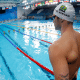 Leonardo de Deus, da natação, olha para a piscina de Santiago-2023 Leo de Deus nos Jogos Pan-Americanos