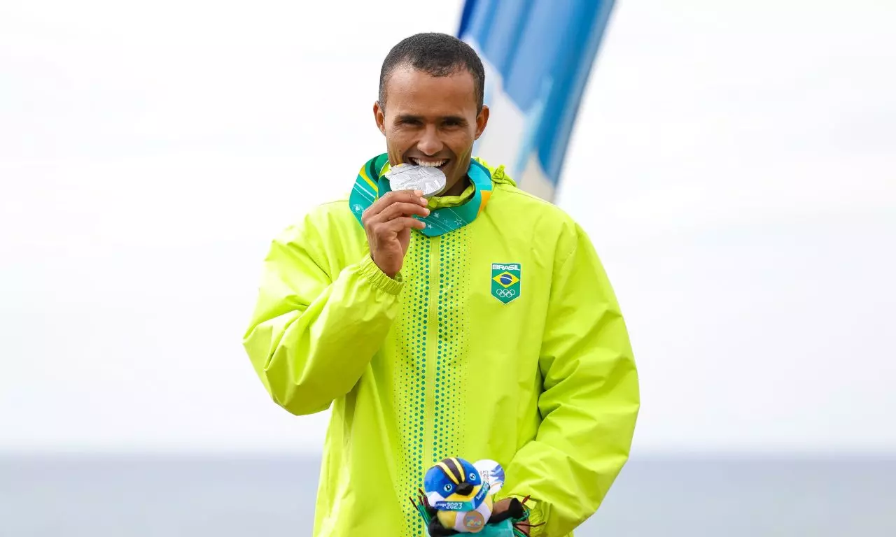 Luiz Diniz medalha de prata surfe de Santiago