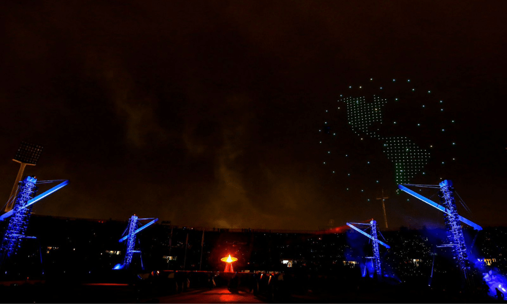 Show de drones formando o mapa das américas na abertura de Santiago-2023