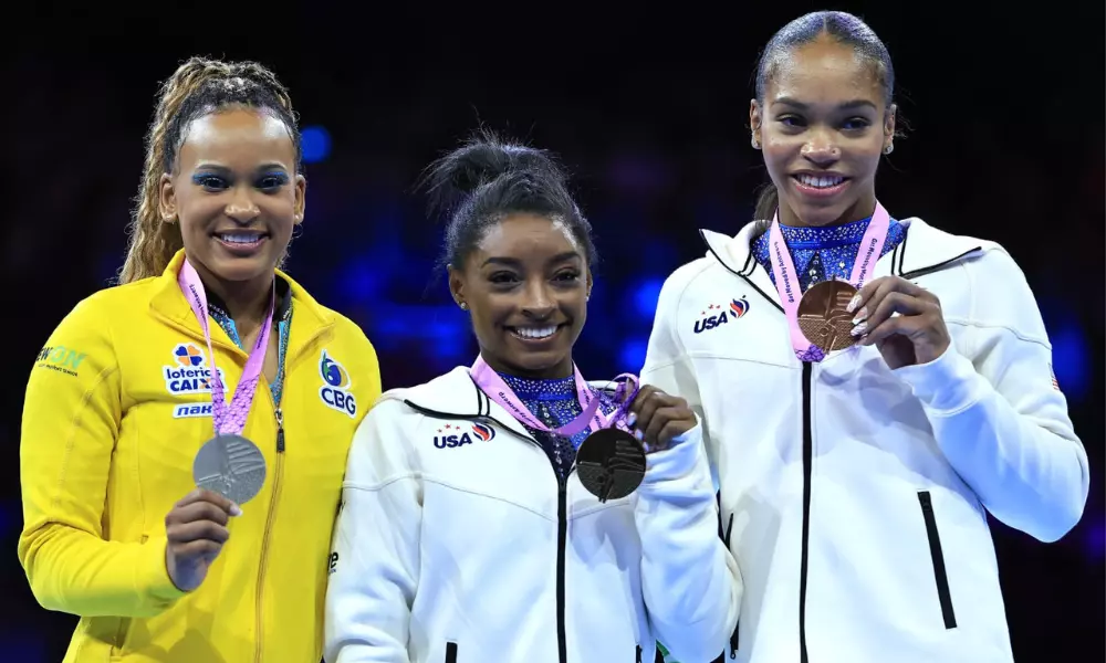 Pódio do Individual geral com Rebeca Andrade, Simone Biles e Shilese Jones no Mundial de ginástica artística