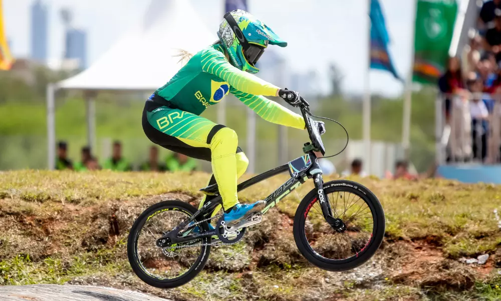 Priscilla Stevuax compete na final do ciclismo bmx racing nos Jogos Pan-Americanos Santiago-2023