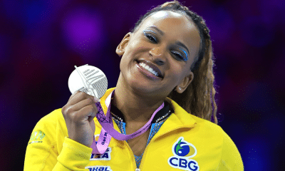 Rebeca Andrade posa para foto no pódio do Mundial de ginástica artística
