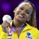 Rebeca Andrade posa para foto no pódio do Mundial de ginástica artística