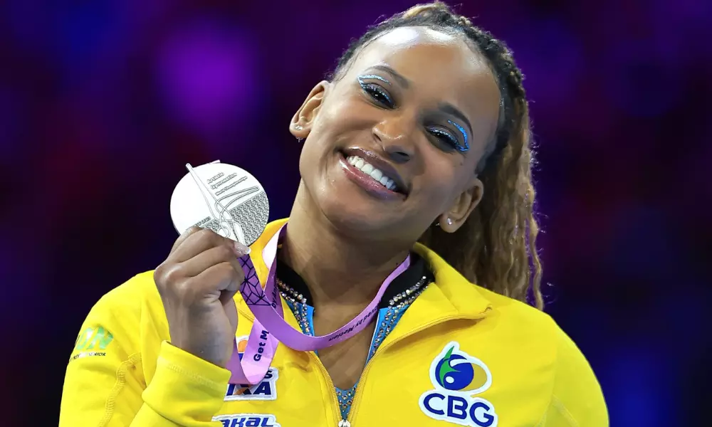 Rebeca Andrade posa para foto no pódio do Mundial de ginástica artística