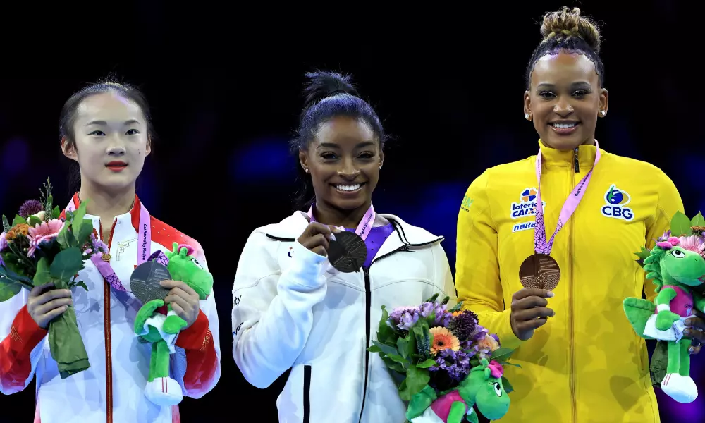 Zhou Yaqin, Simone Biles e Rebeca Andrade no Mundial de ginástica artística