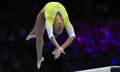 Rebeca Andrade compete na trave no Mundial de ginástica artística