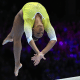 Rebeca Andrade compete na trave no Mundial de ginástica artística