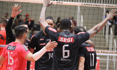 Atletas do Sesi comemoram ponto contra Atibaia no Paulista de vôlei masculino