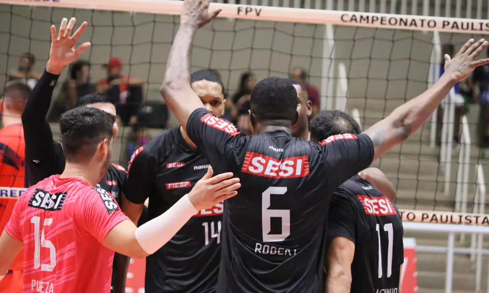 Atletas do Sesi comemoram ponto contra Atibaia no Paulista de vôlei masculino
