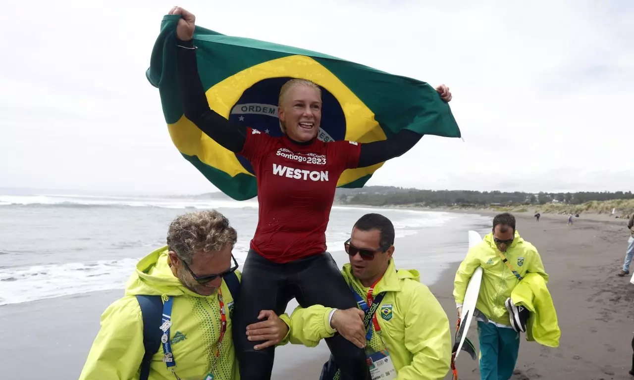 Tatiana Weston-Webb Tati Weson-Webb medalha de ouro surfe Pan de Santiago Tati Weston-Webb