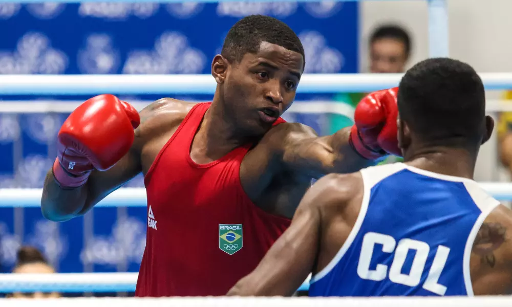 Wanderson de Oliveira em ação no boxe dos Jogos Pan-Americanos de Santiago-2023. Ele vai lutar no Pré-olímpico