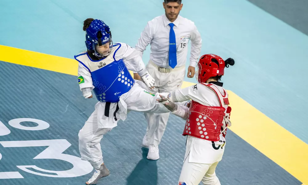 Ana Carolina Moura, do brasil, chuta adversária em luta de taekwondo no Parapan de Santiago