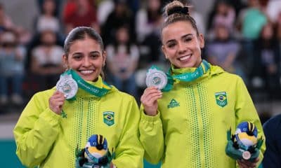 Alice Hellen e Camilla Gomes com a medalha de prata do trampolim sincronizado feminino dos jogos pan-americanos de santiago-2023