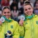 Alice Hellen e Camilla Gomes com a medalha de prata do trampolim sincronizado feminino dos jogos pan-americanos de santiago-2023