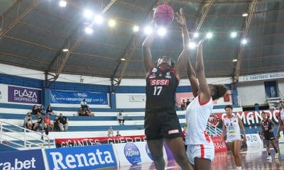 Na imagem, jogadora do Araraquara partindo para cesta em cima de jogadora do Ituano.